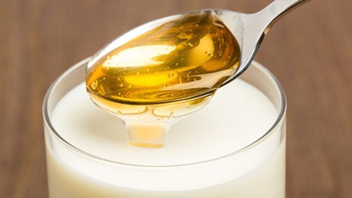 Milch mit Honig gegen Halsschmerzen